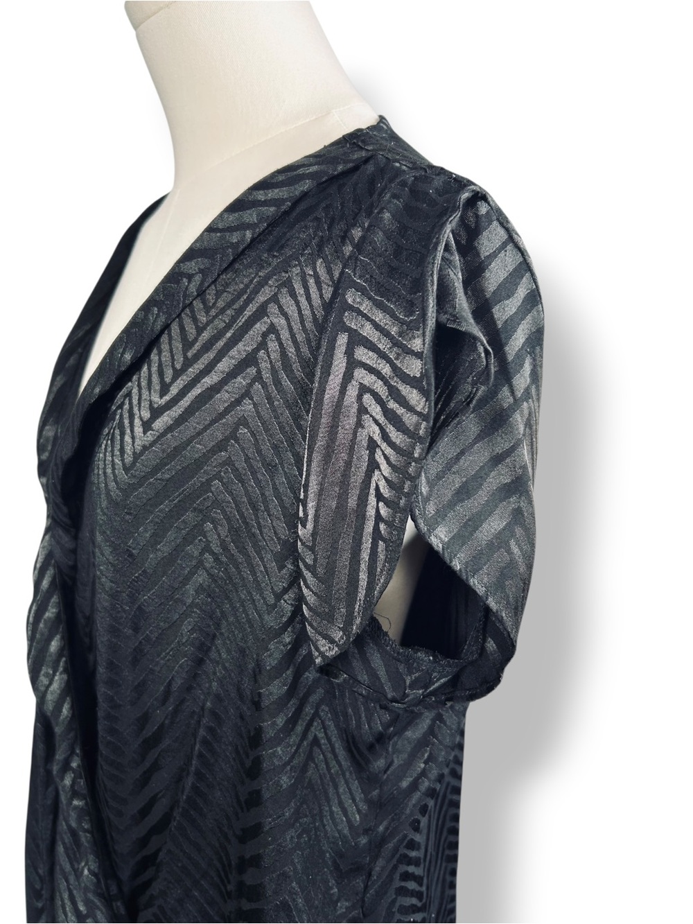 4/$20 White House Black Market Black Satin Zebra Print Surplice Blouse Medium - Picture 4 of 6